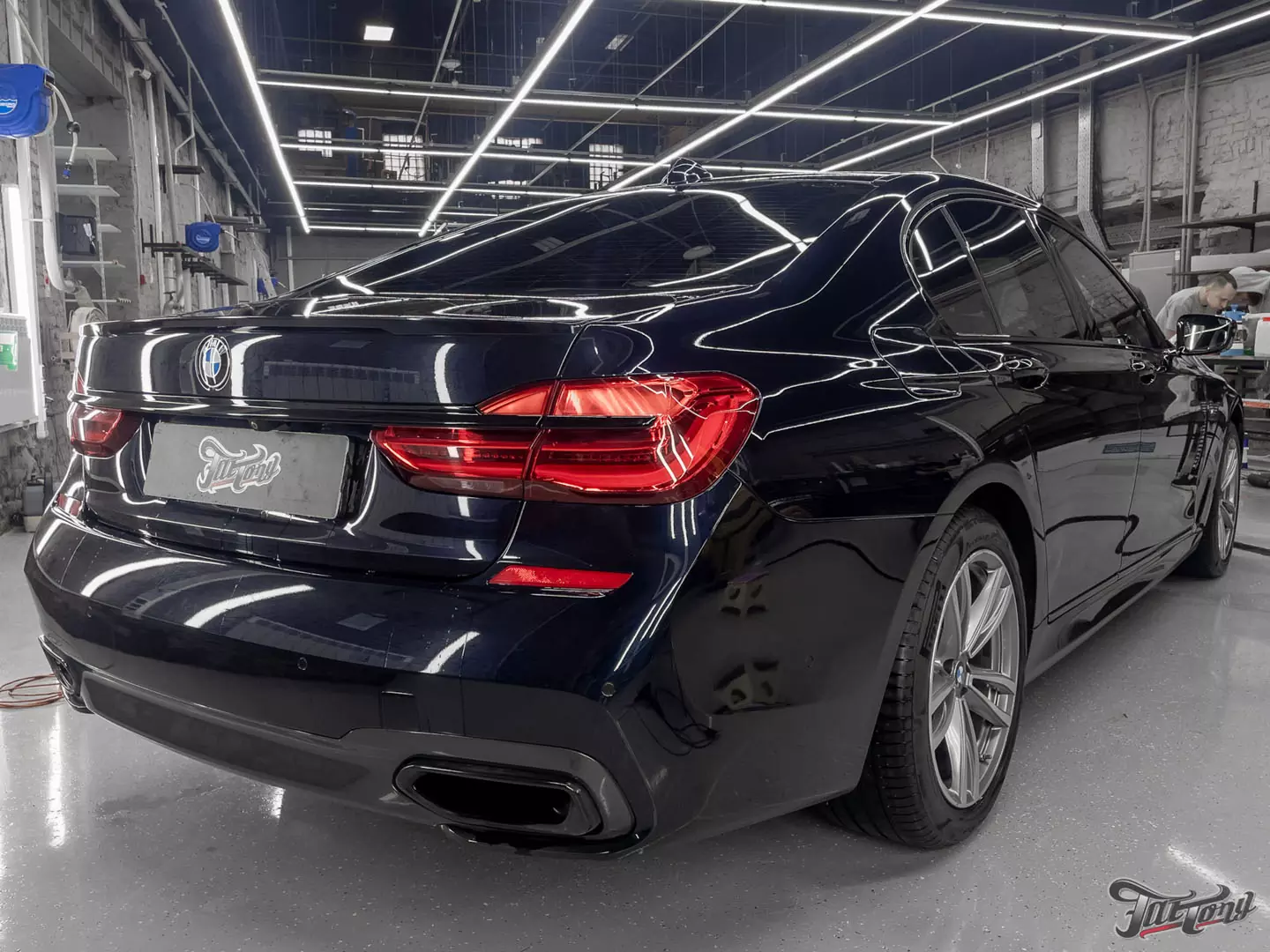 Оклейка BMW 7 в матовый винил и полиуретан. Антихром, окрас дисков и суппортов. Детейлинг